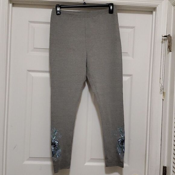 Woman within gray leggings - Picture 1 of 7
